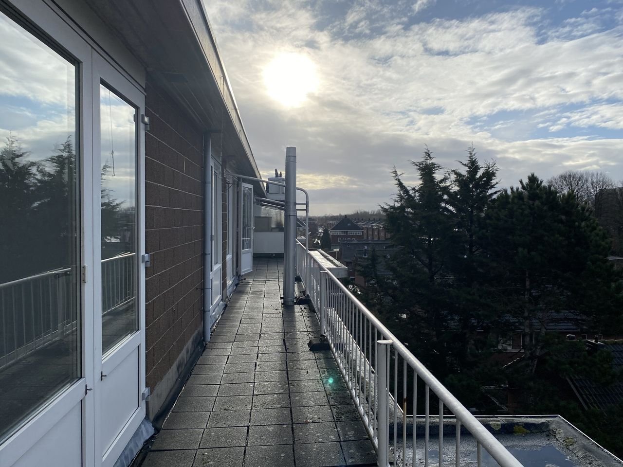 Bright top-floor apartment with a full-length balcony - Image 19