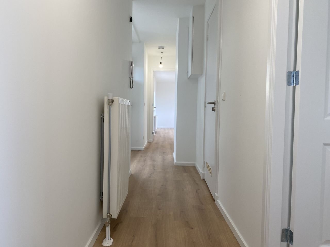 Bright top-floor apartment with a full-length balcony - Image 8