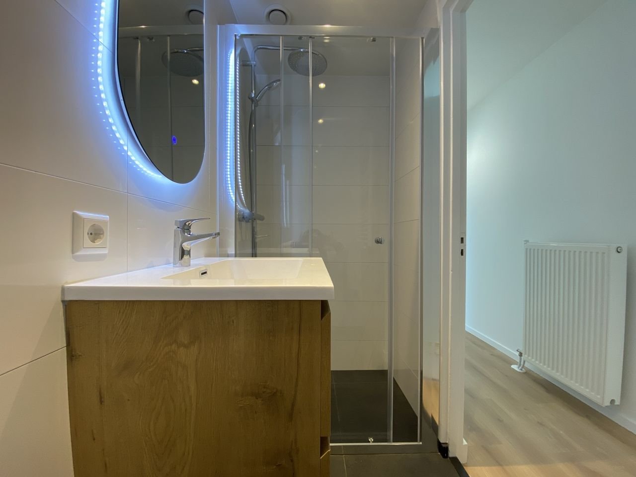 Bright top-floor apartment with a full-length balcony - Image 11