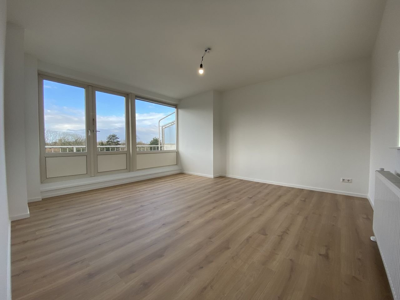 Bright top-floor apartment with a full-length balcony - Image 13