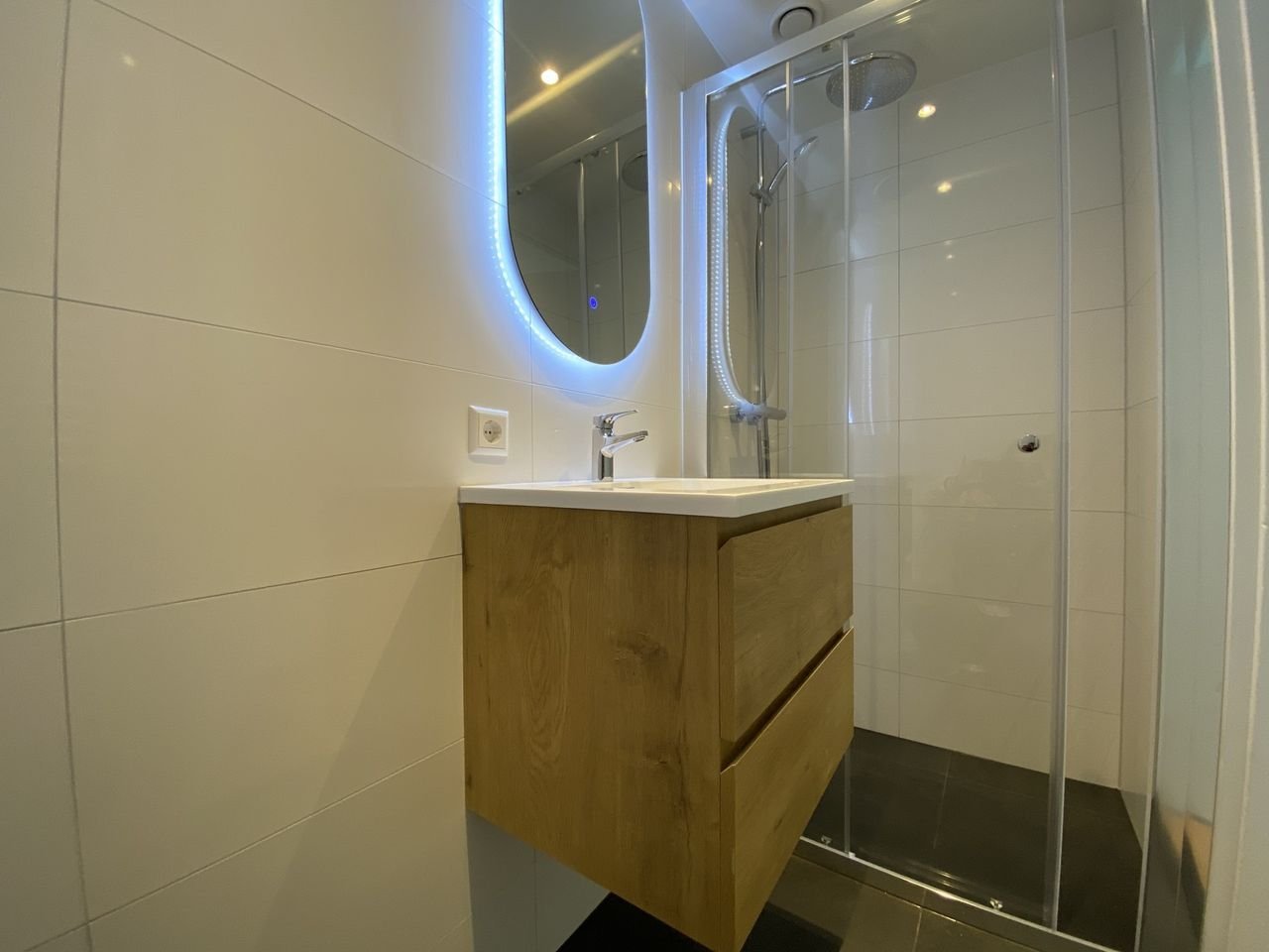 Bright top-floor apartment with a full-length balcony - Image 10