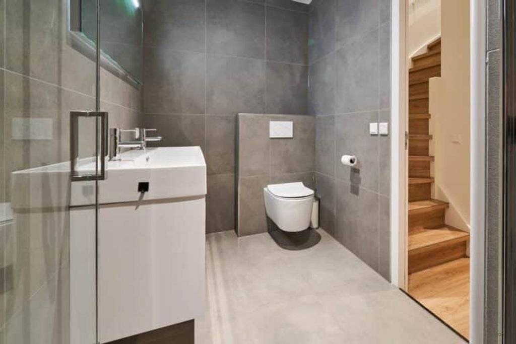 Spacious apartment (107m²) with private courtyard - Image 3