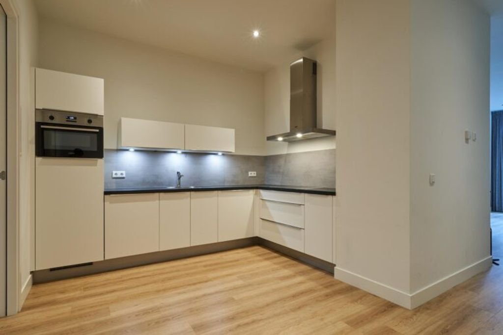 Spacious apartment (107m²) with private courtyard - Image 2