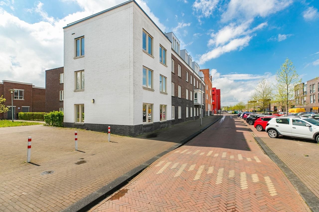 Licht hoekappartement met parkeerplek - Afbeelding 1