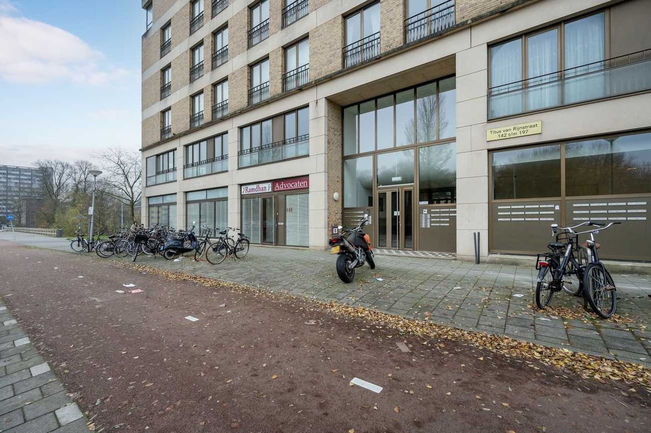 Licht hoekappartement met ruim terras - Afbeelding 1