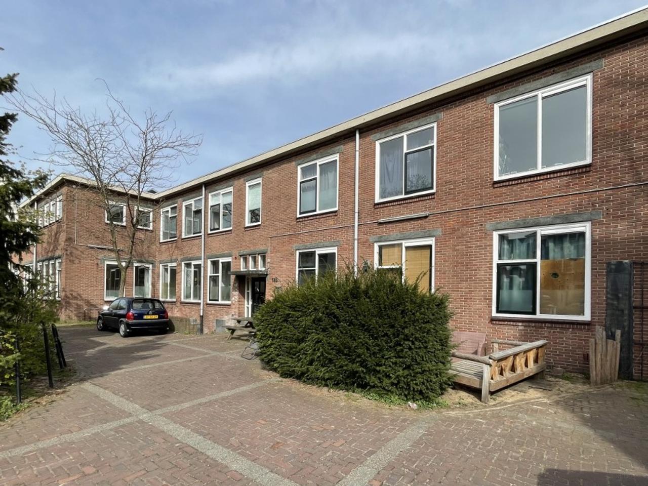 Lichte studentenkamer met hoogslaper - Afbeelding 1
