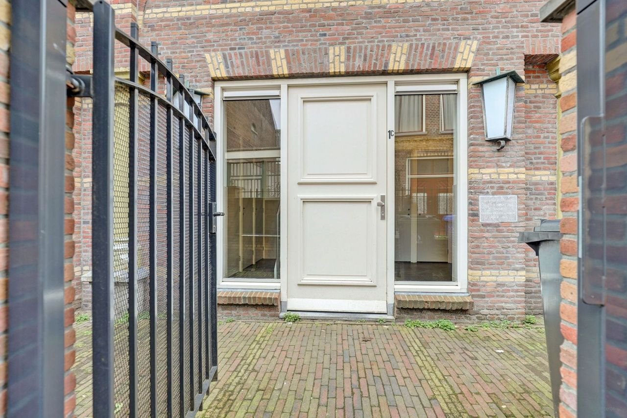 Modern penthouse with roof terrace in the heart of Delft - Image 7