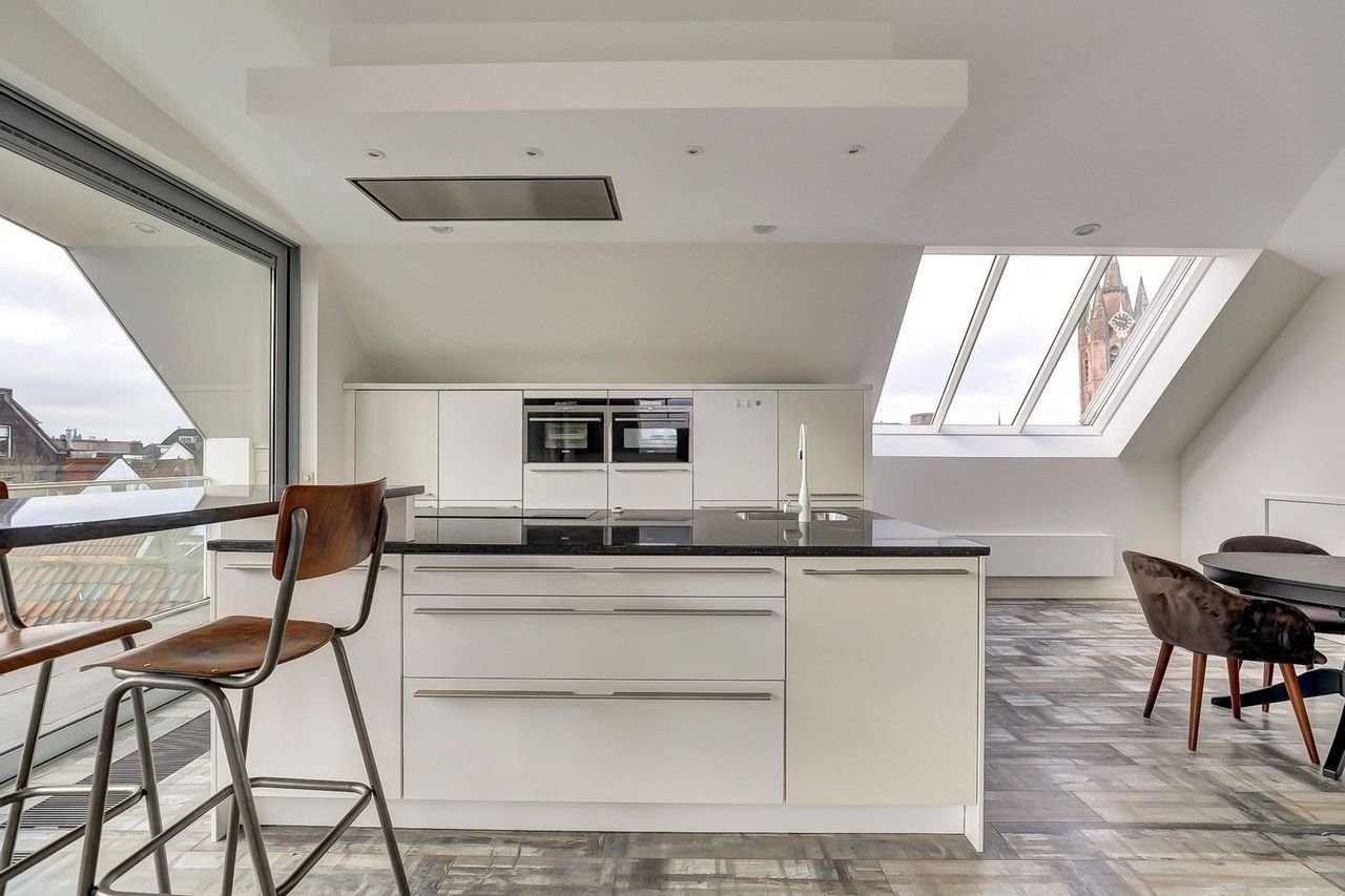Modern penthouse with roof terrace in the heart of Delft - Image 18