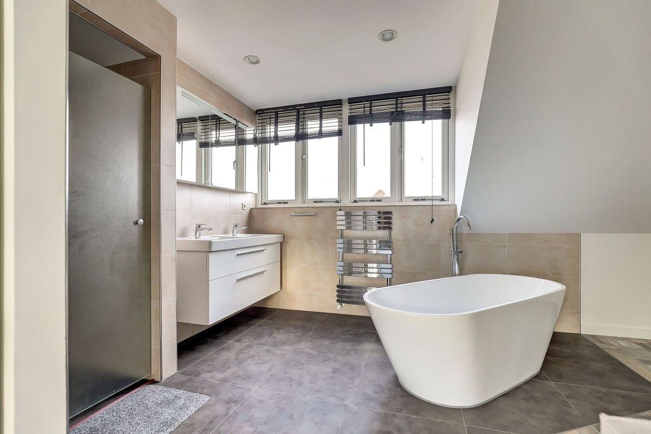 Modern penthouse with roof terrace in the heart of Delft - Image 35