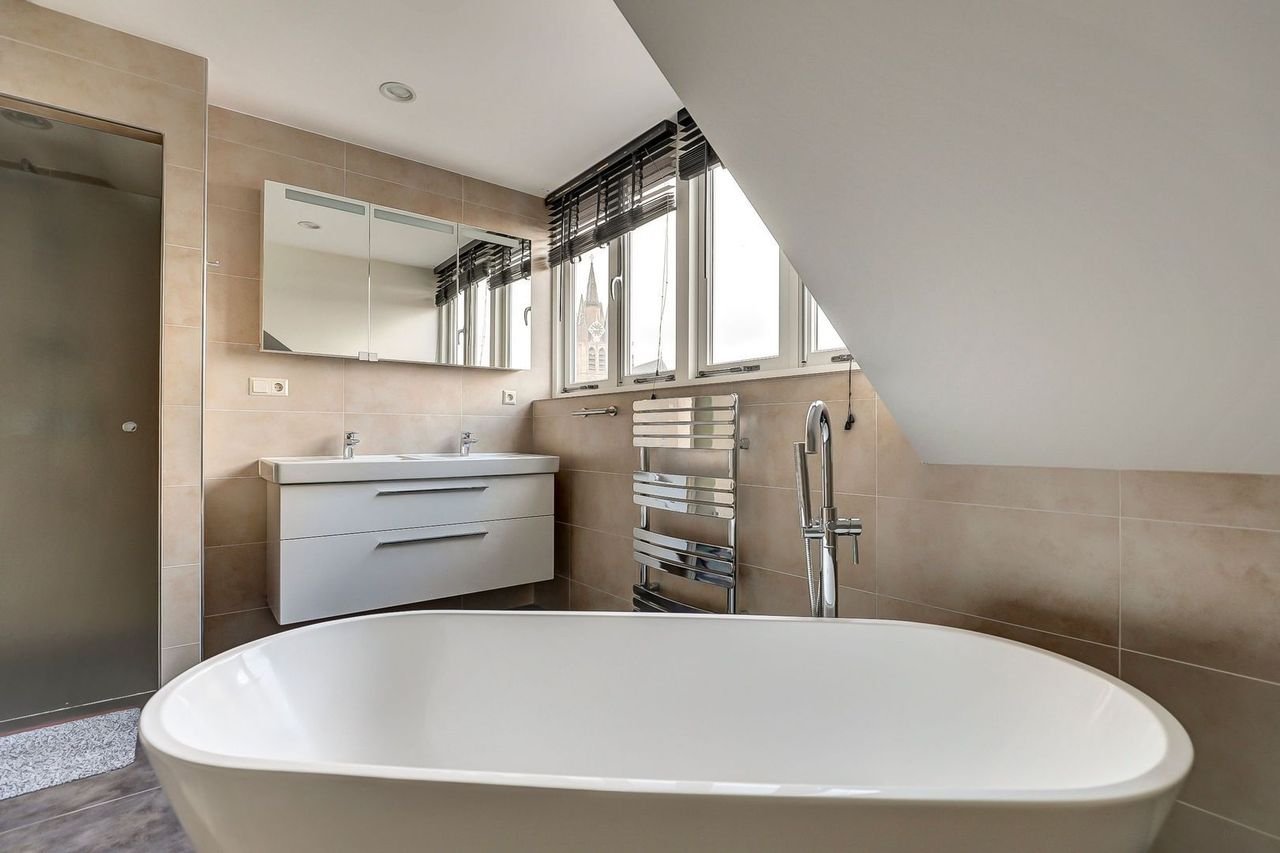 Modern penthouse with roof terrace in the heart of Delft - Image 37