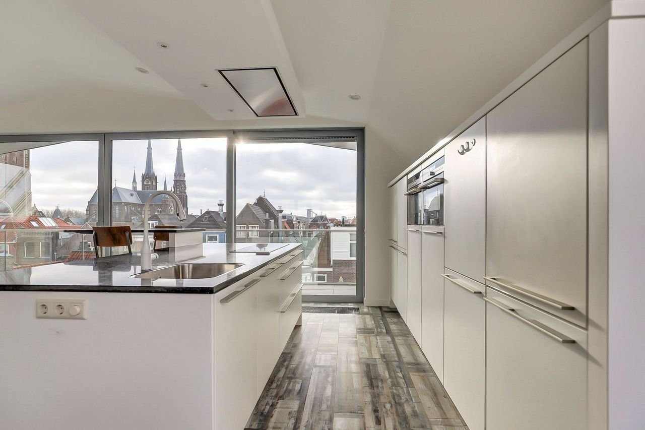 Modern penthouse with roof terrace in the heart of Delft - Image 28