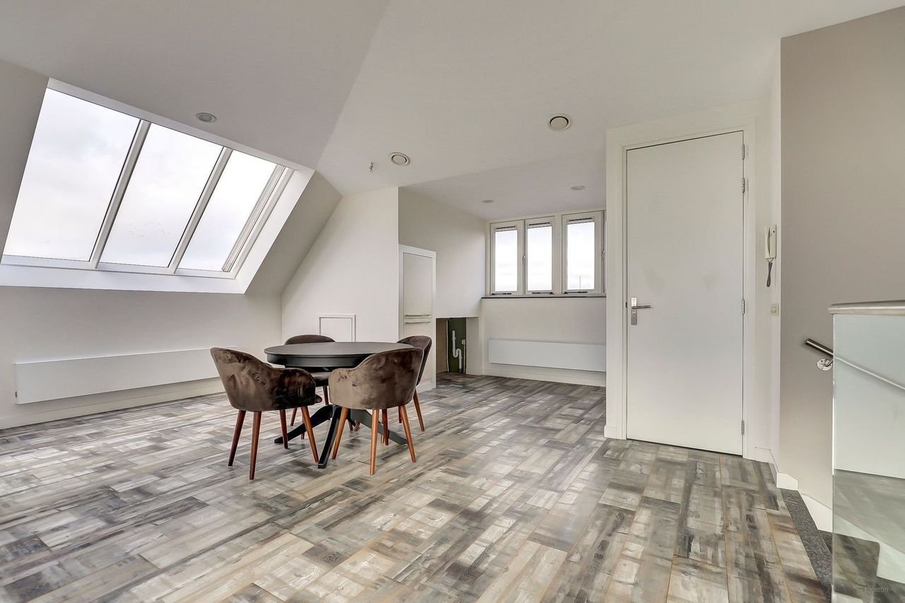 Modern penthouse with roof terrace in the heart of Delft - Image 13