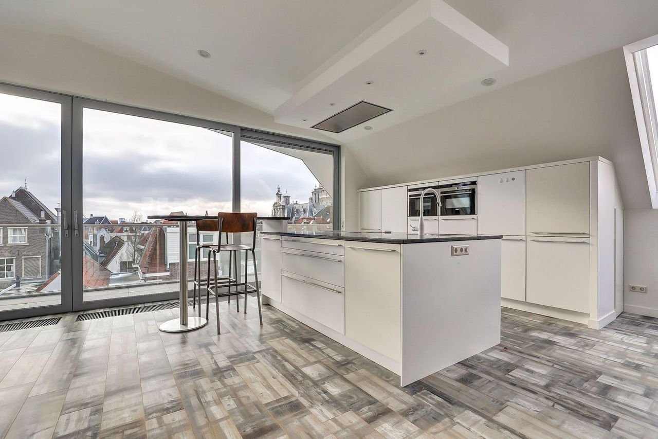 Modern penthouse with roof terrace in the heart of Delft - Image 4