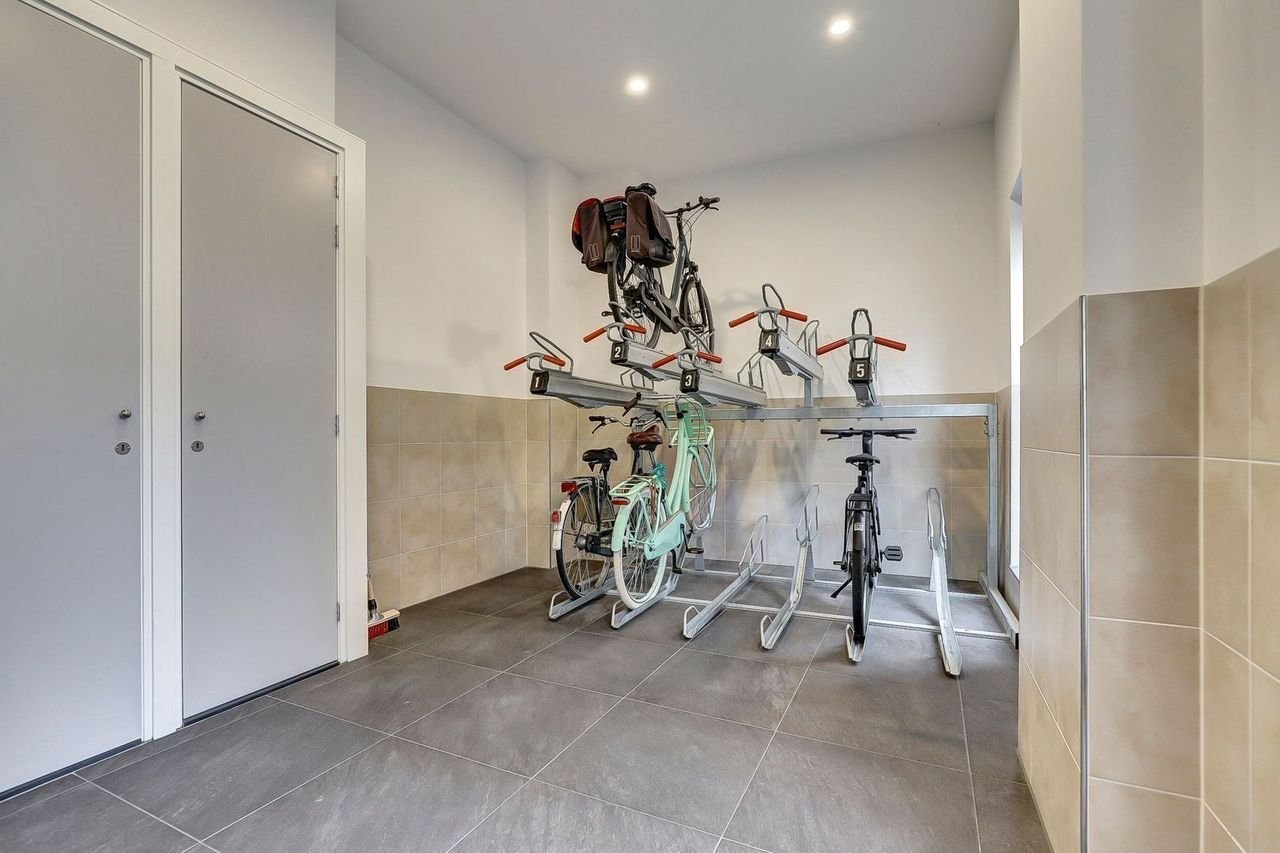 Modern penthouse with roof terrace in the heart of Delft - Image 41