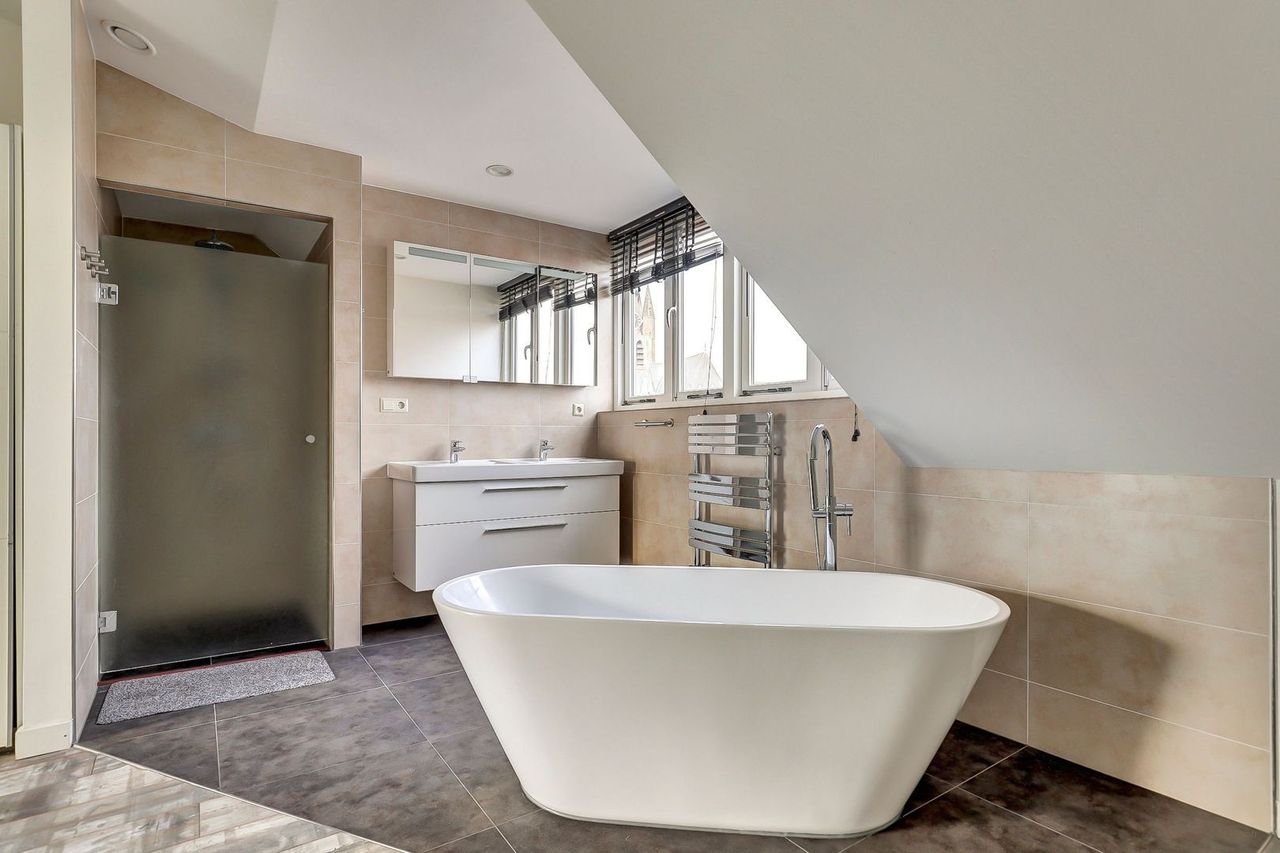 Modern penthouse with roof terrace in the heart of Delft - Image 39