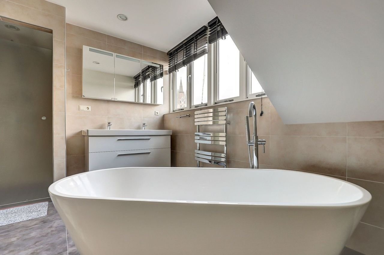 Modern penthouse with roof terrace in the heart of Delft - Image 36