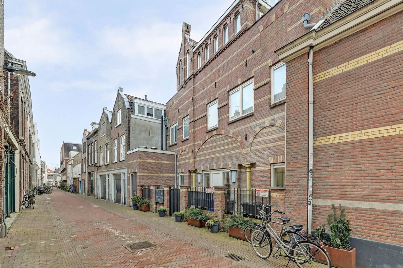 Modern penthouse with roof terrace in the heart of Delft - Image 6