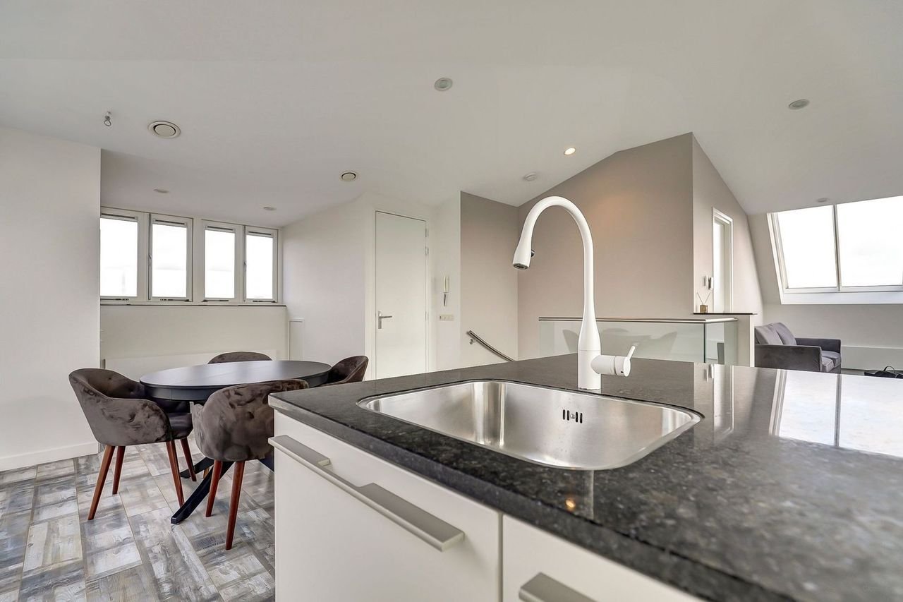 Modern penthouse with roof terrace in the heart of Delft - Image 31