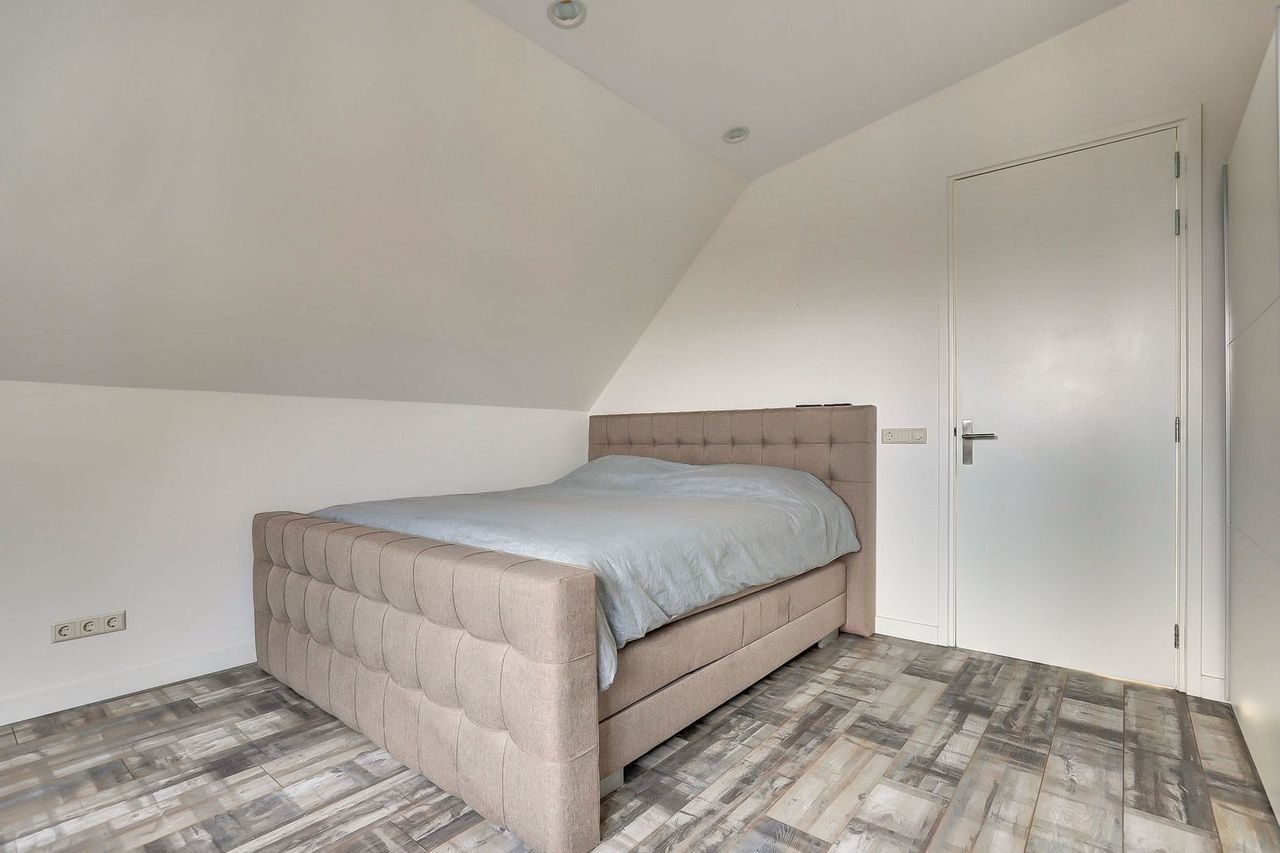 Modern penthouse with roof terrace in the heart of Delft - Image 33