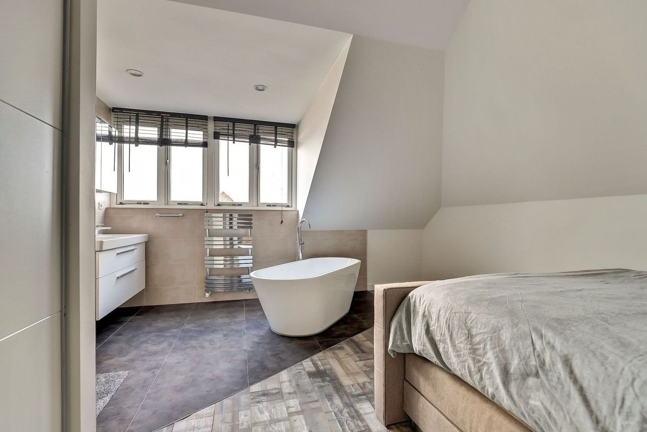 Modern penthouse with roof terrace in the heart of Delft - Image 5