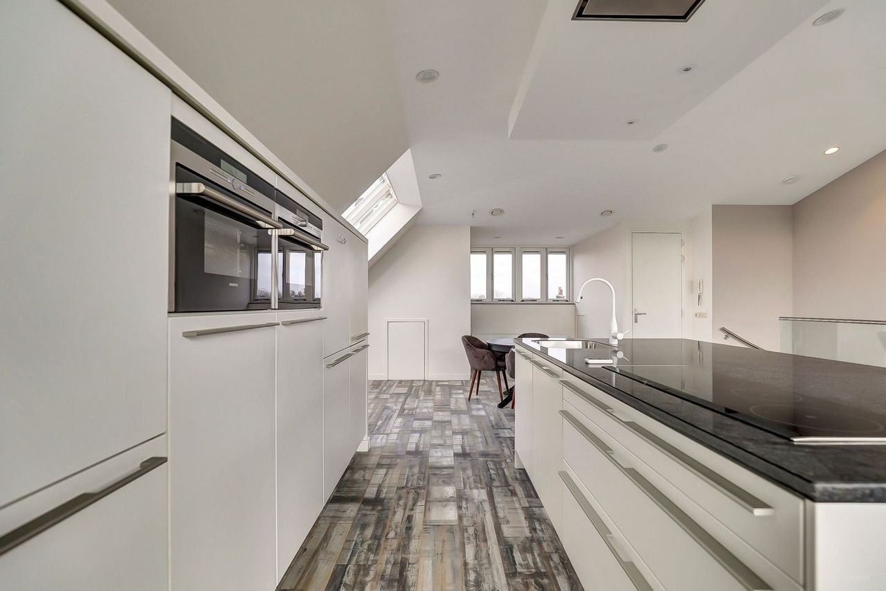 Modern penthouse with roof terrace in the heart of Delft - Image 27