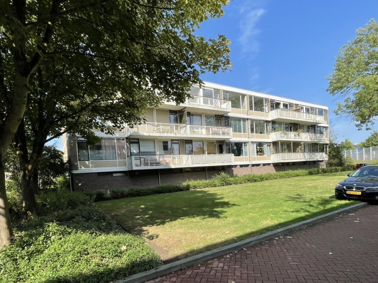 2-bedroom apartment with two balconies - Image 1