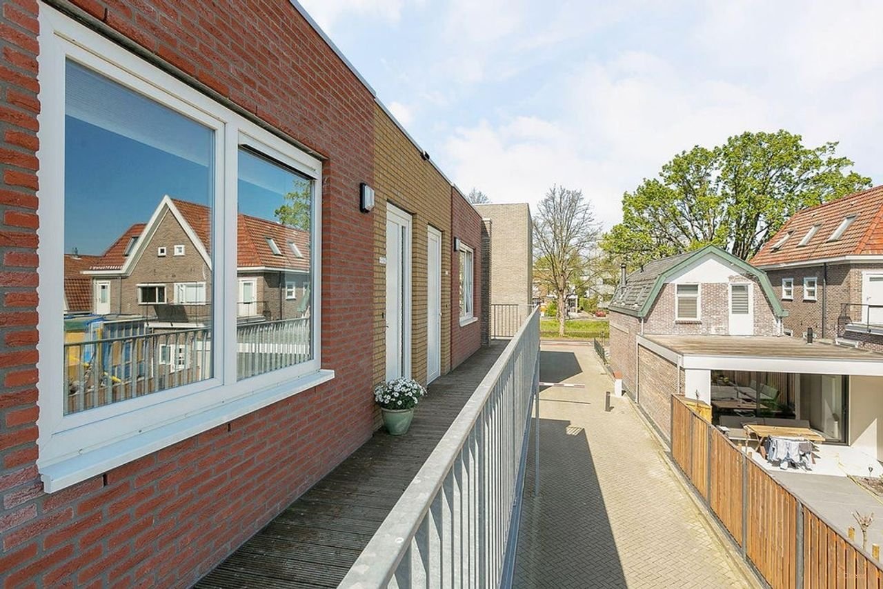 Hoofddorp Center: 2 rooms with private parking space - Image 3