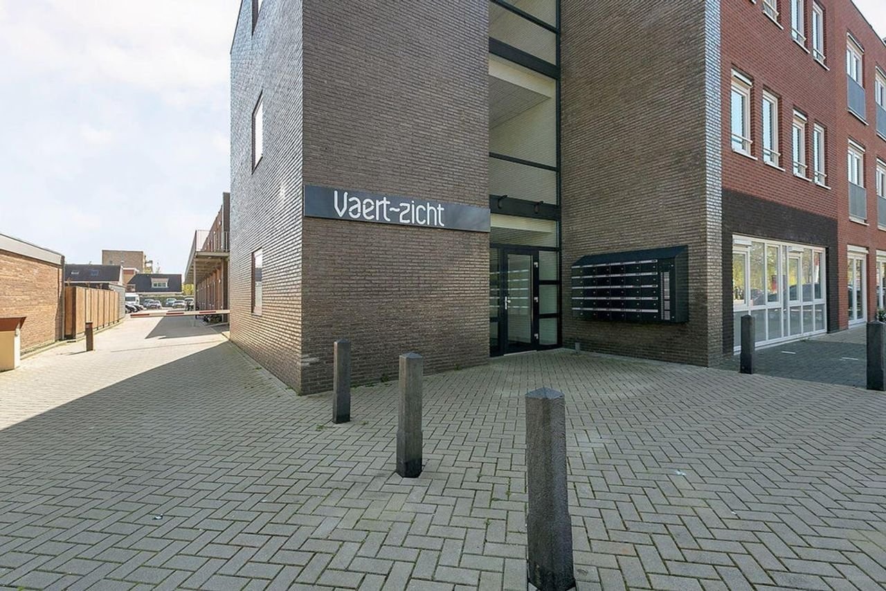 Hoofddorp Center: 2 rooms with private parking space - Image 2