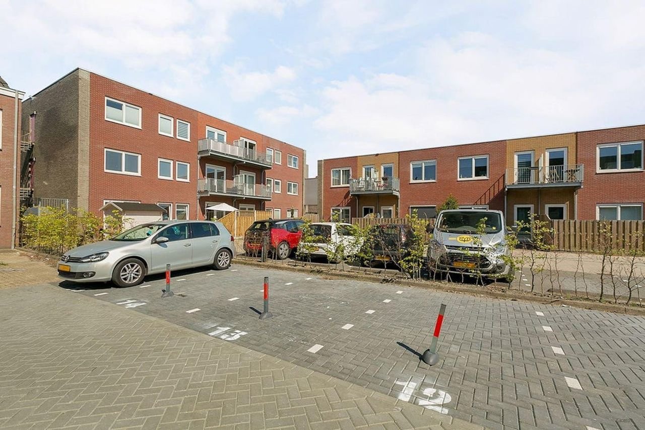 Hoofddorp Center: 2 rooms with private parking space - Image 13