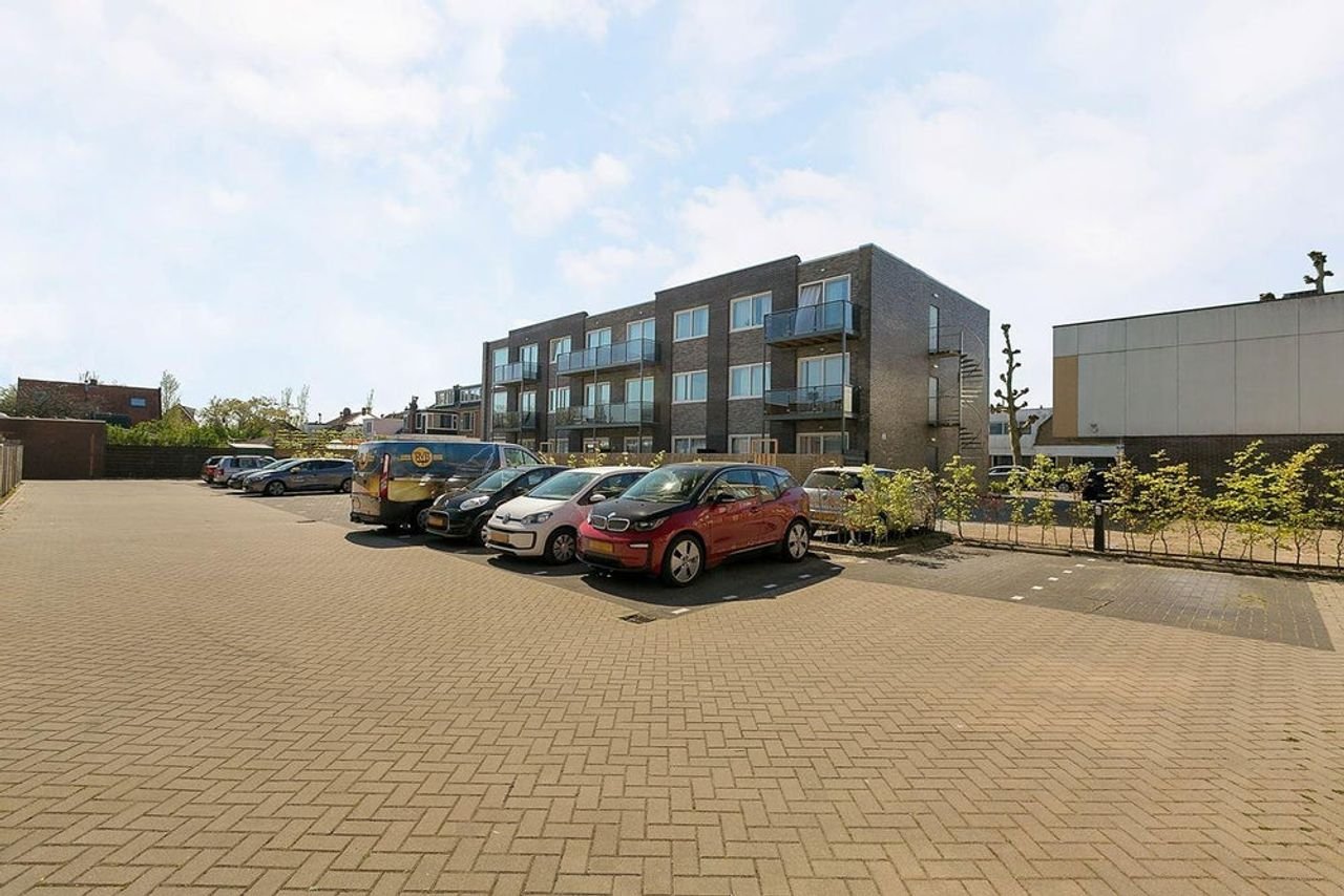Hoofddorp Center: 2 rooms with private parking space - Image 12