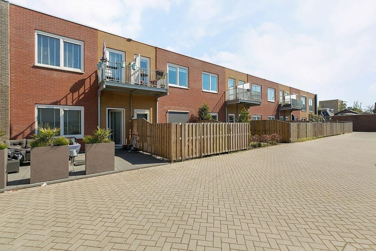 Hoofddorp Center: 2 rooms with private parking space - Image 14