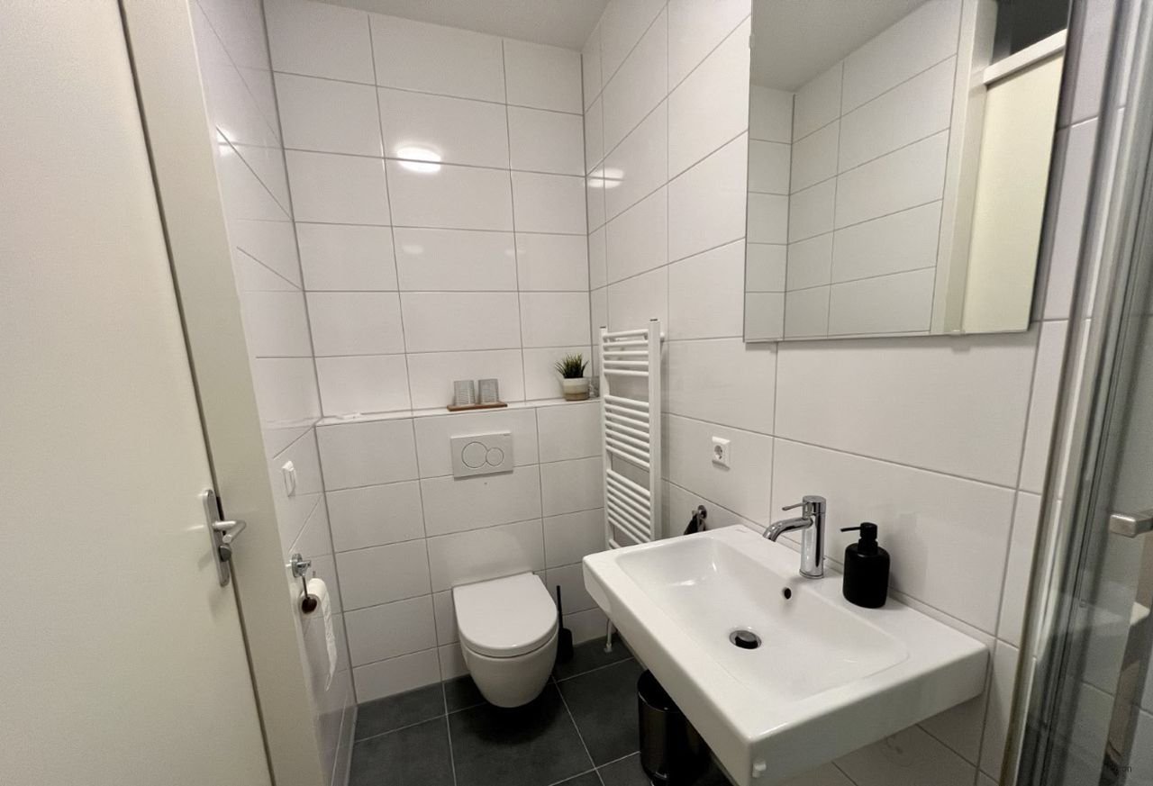 Townhouse near Eindhoven city center with private parking - Image 8