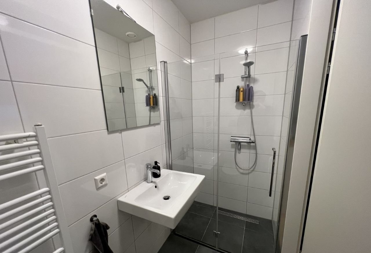 Townhouse near Eindhoven city center with private parking - Image 9