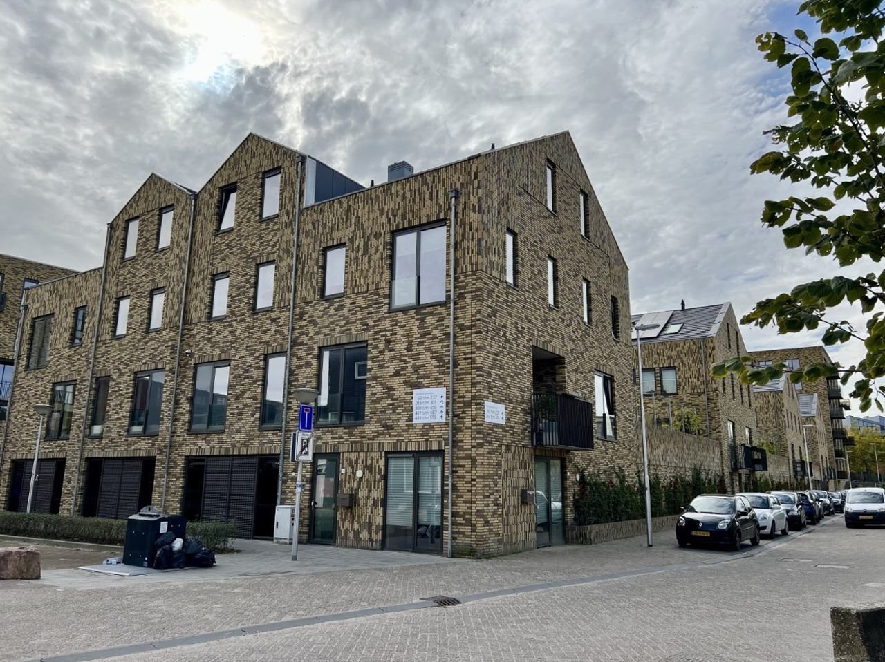 Townhouse near Eindhoven city center with private parking - Image 1