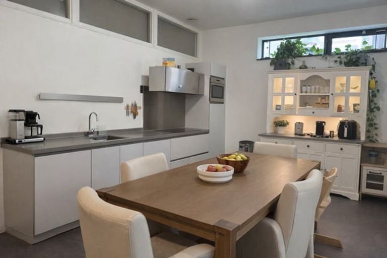 107m² ground floor with private garden - Image 5