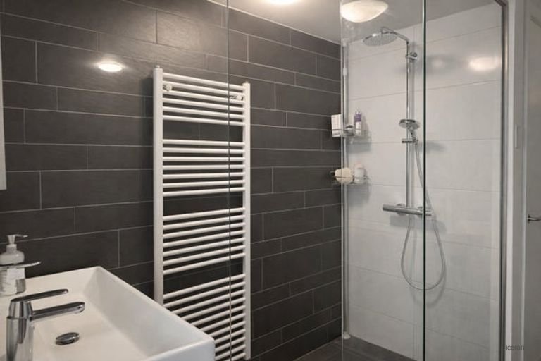 107m² ground floor with private garden - Image 9