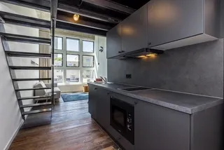 Studio in schoolgebouw bij Groene Loper