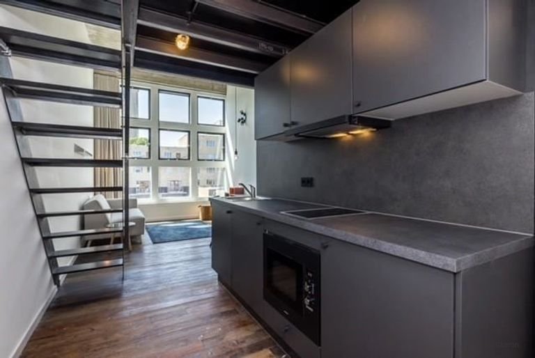 Studio in schoolgebouw bij Groene Loper - Afbeelding 1