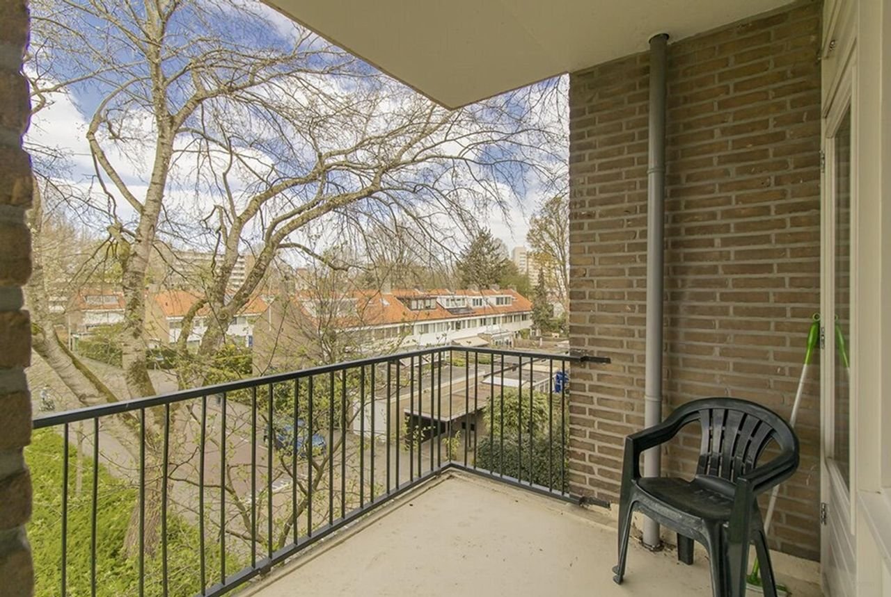 Bright apartment with a sunny balcony - Image 10
