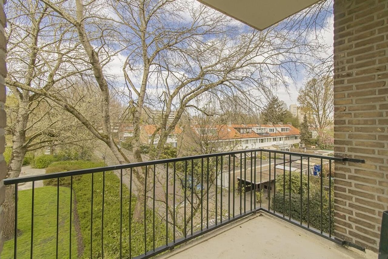 Bright apartment with a sunny balcony - Image 9