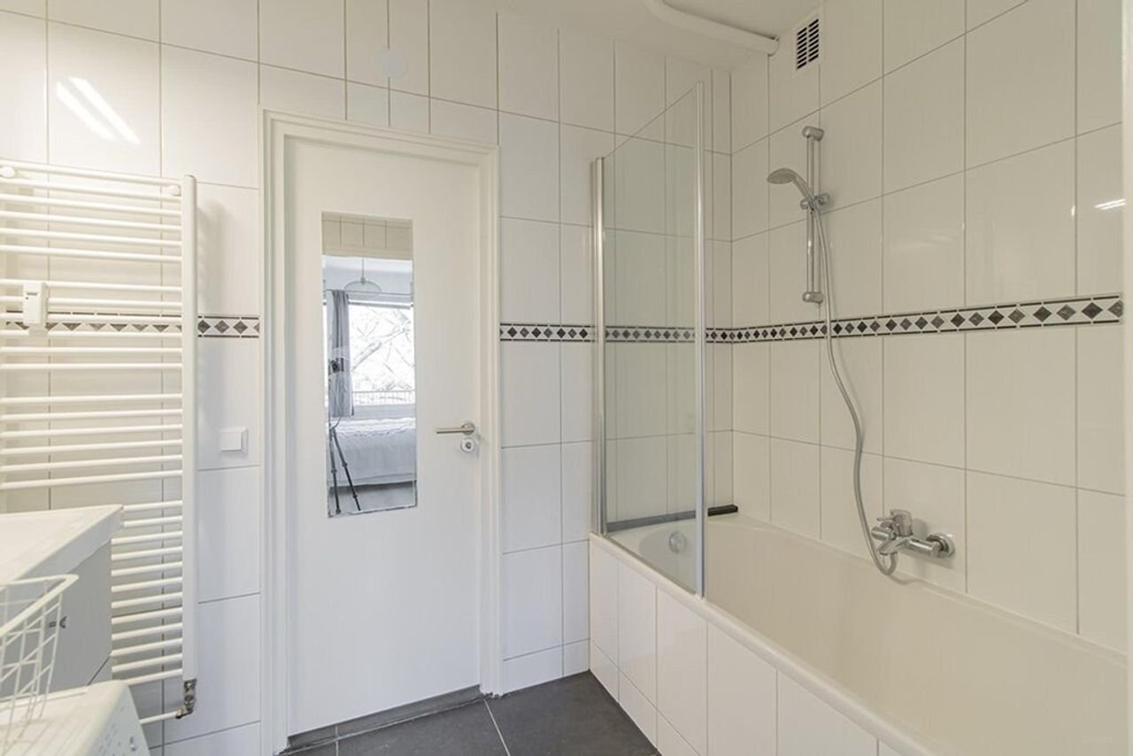 Bright apartment with a sunny balcony - Image 18