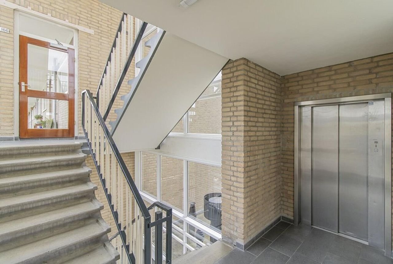 Bright apartment with a sunny balcony - Image 2