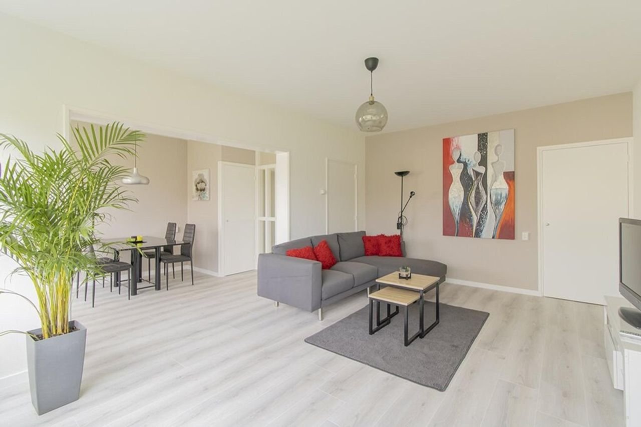 Bright apartment with a sunny balcony - Image 4