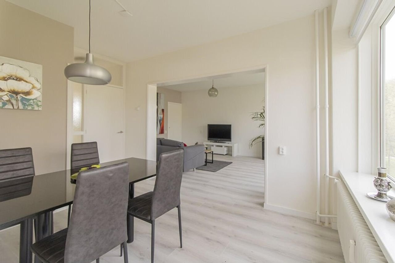 Bright apartment with a sunny balcony - Image 7