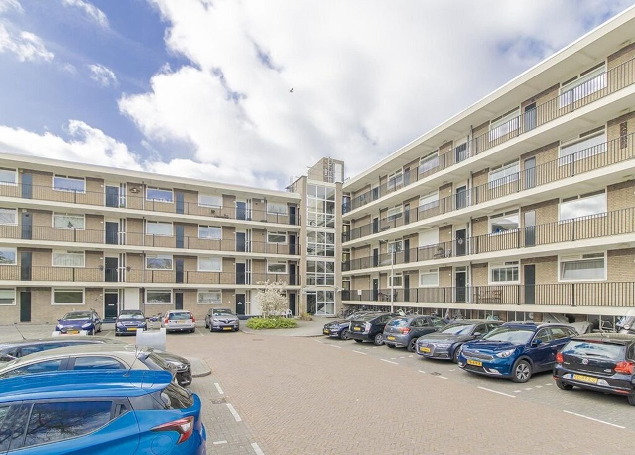Bright apartment with a sunny balcony - Image 1