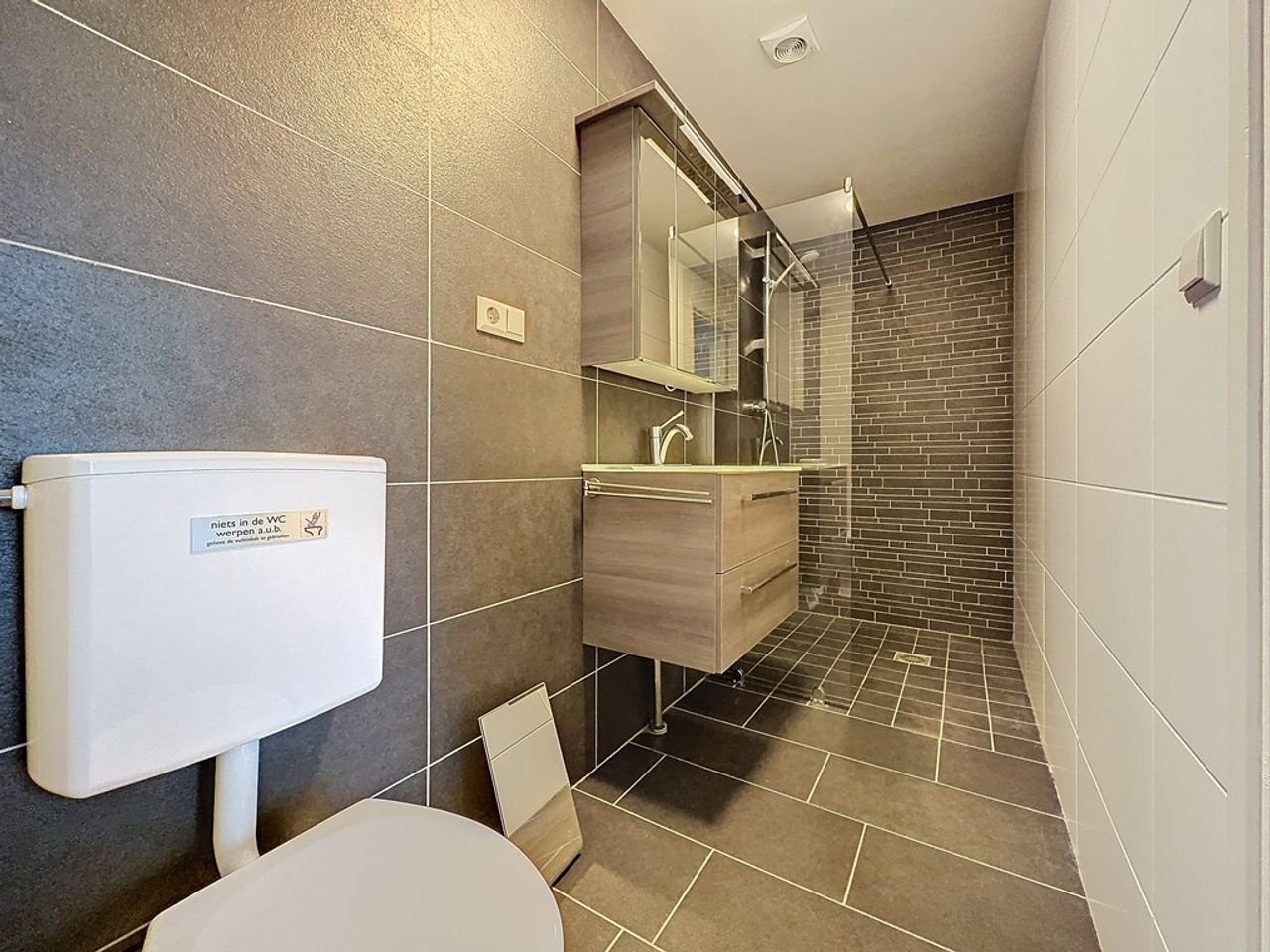 Atmospheric home with garden and wood-burning stove - Image 16