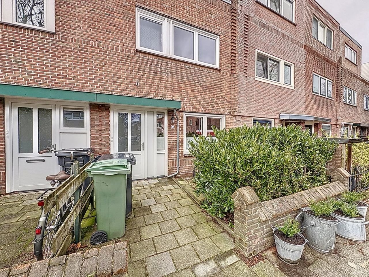 Atmospheric home with garden and wood-burning stove - Image 17