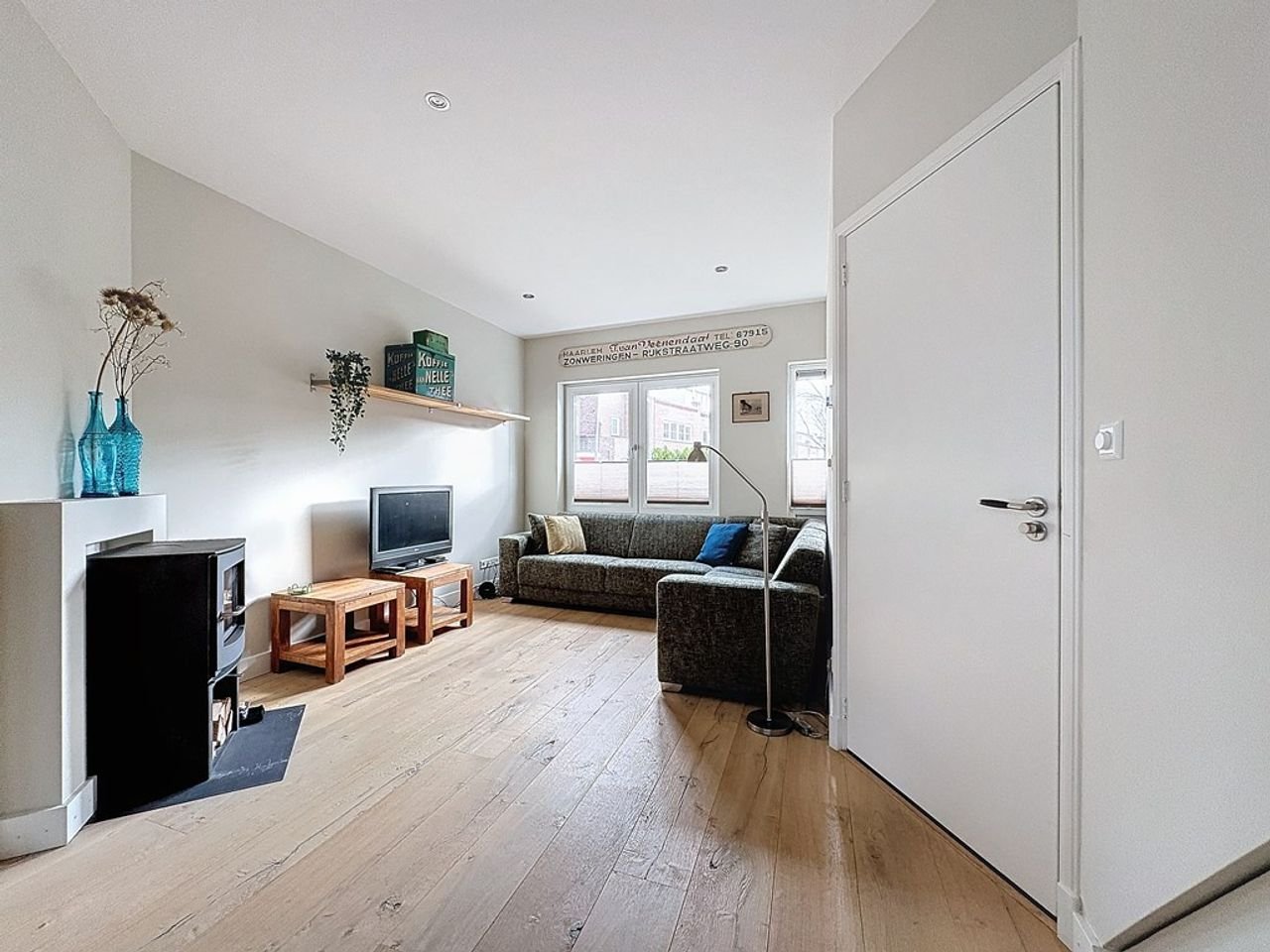 Atmospheric home with garden and wood-burning stove - Image 2