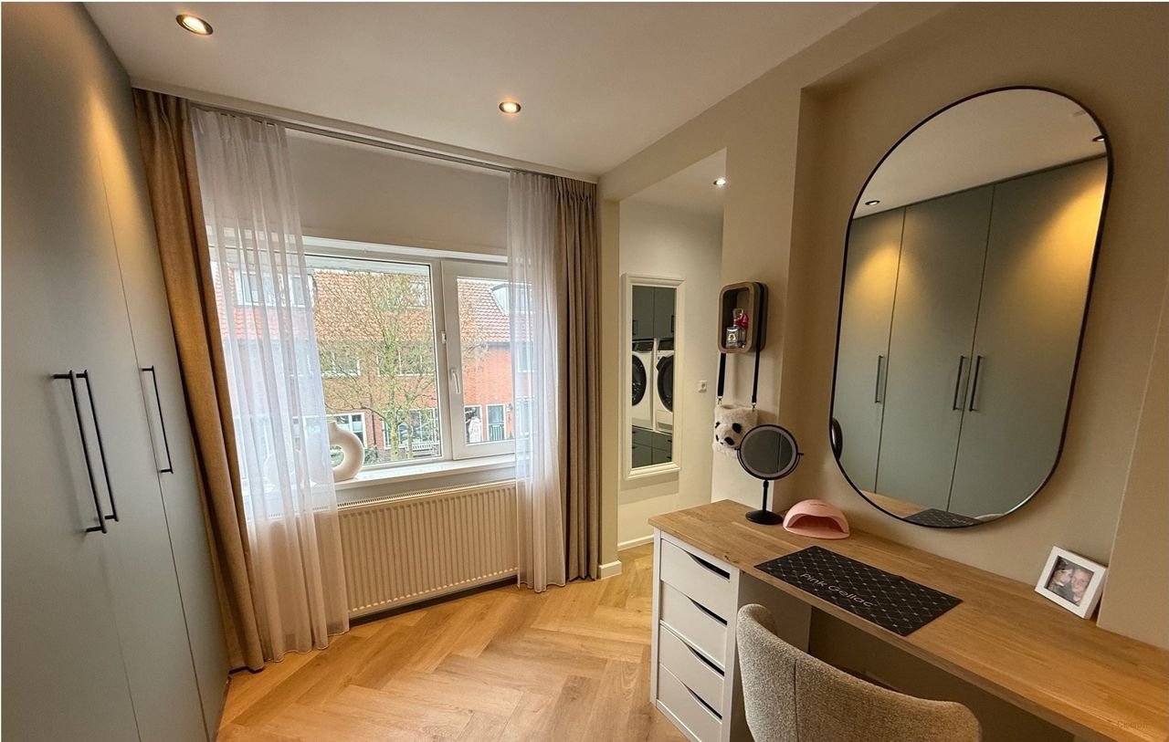 Extended family home in Hilversum - Image 8