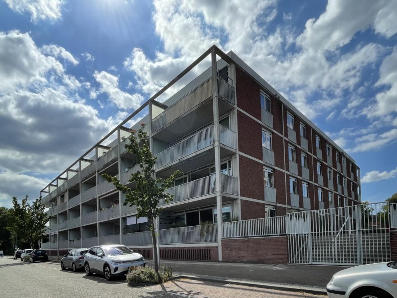 Bright 2-bedroom apartment with balcony in Hooggraven - Image 1
